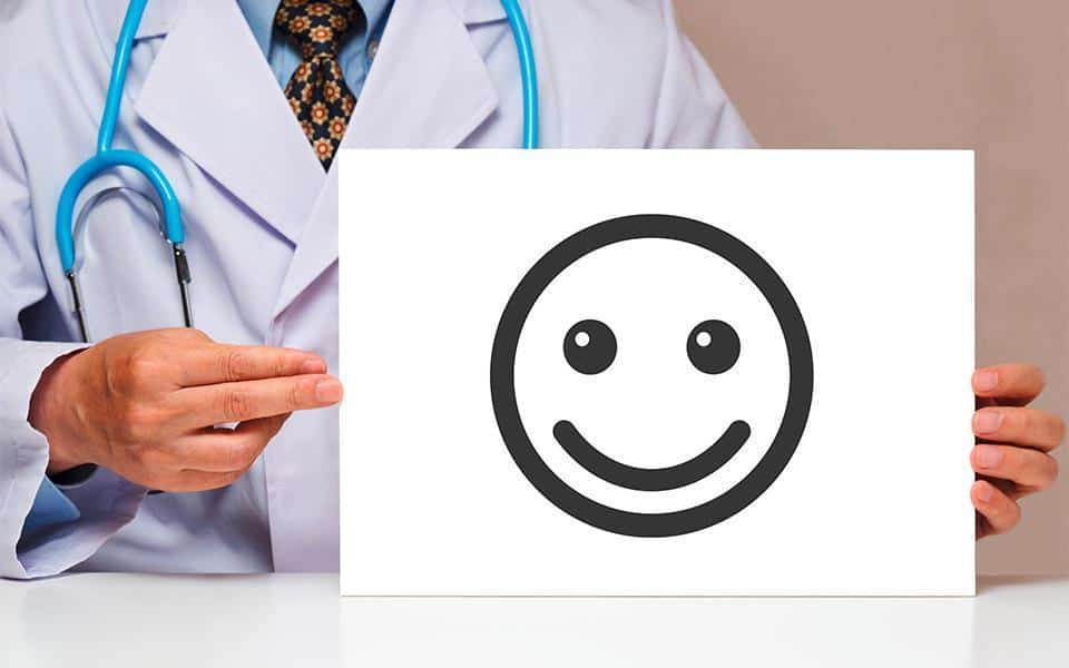 Arzt-mit-Smiley-laechelnd VERAH Andrea Schreiter aus Pforzheim entlastet ihren Chef Dr. Peter Engeser durch die Übernahme von Routinehausbesuchen.